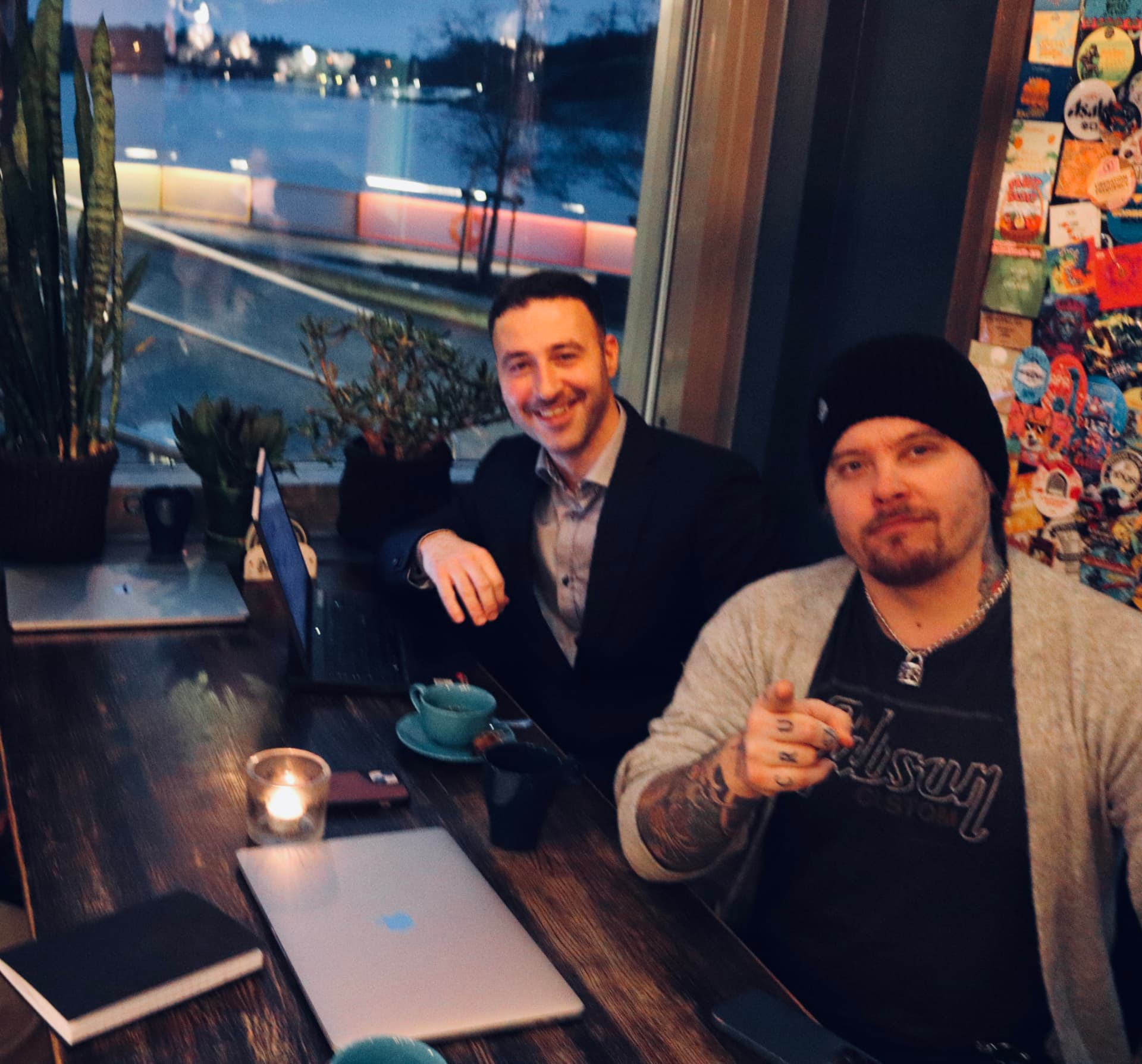 Omni Solutionsin tiimi asiakastapaamisessa kannettavien äärellä